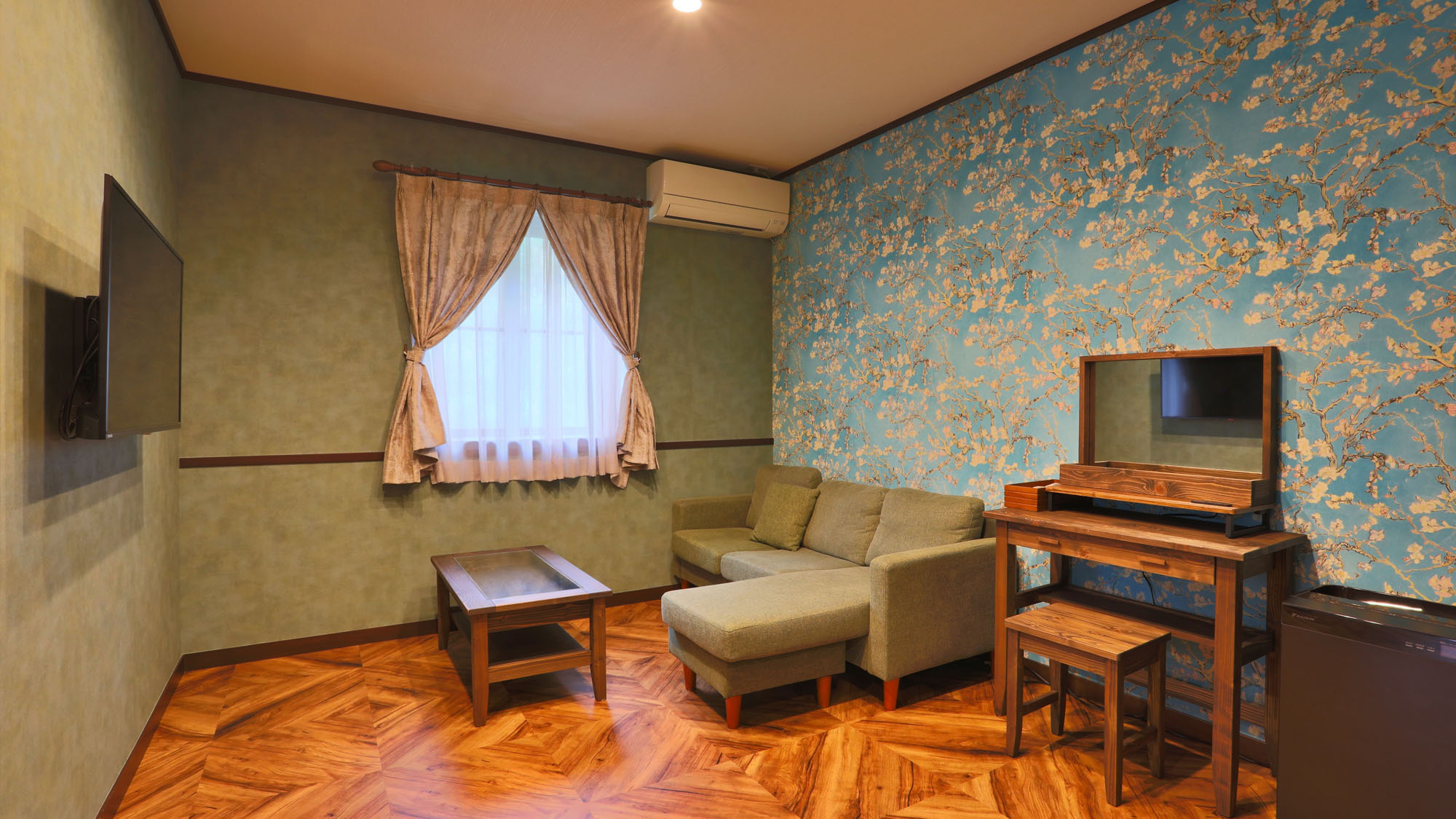 客室◇スタンダードダブル◇クイーンサイズベッドの客室の一例*　　　　　　　　