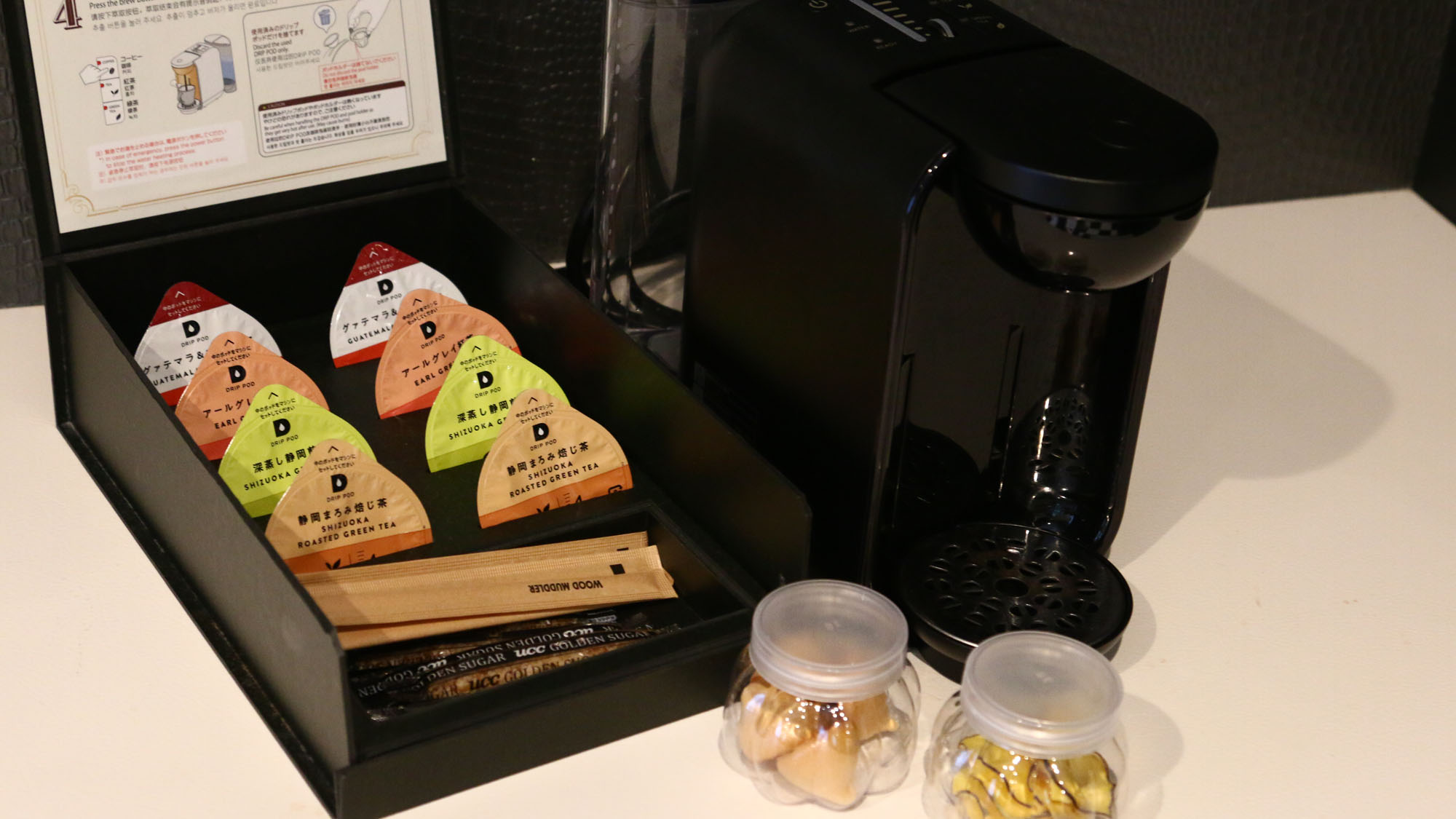 備品◇デラックスツイン◇温泉露天風呂付特別室のコーヒーメーカーとお菓子*