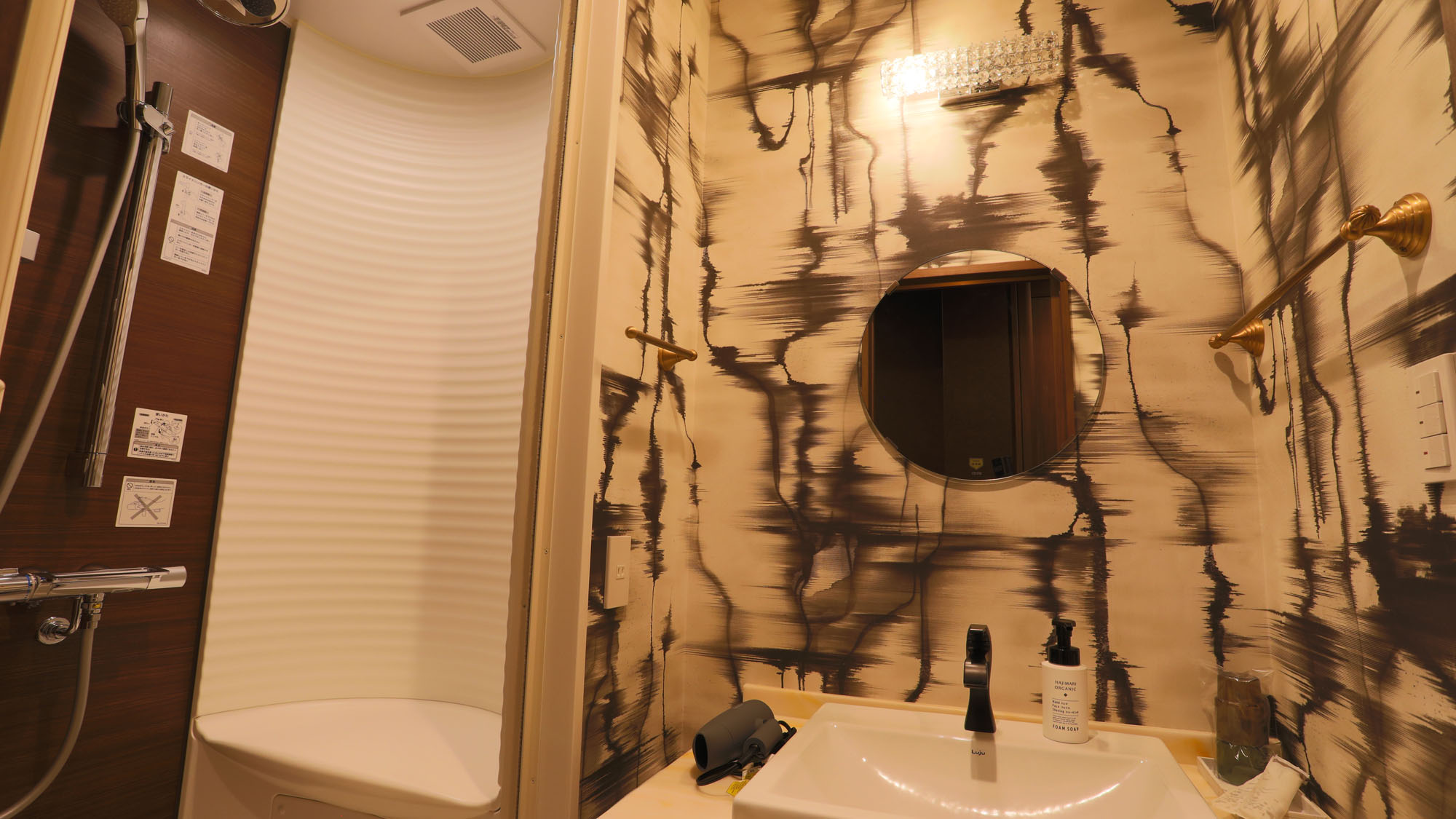 客室◇スーペリアダブル◇クイーンとセミダブルベッドの客室のシャワーブース*　　