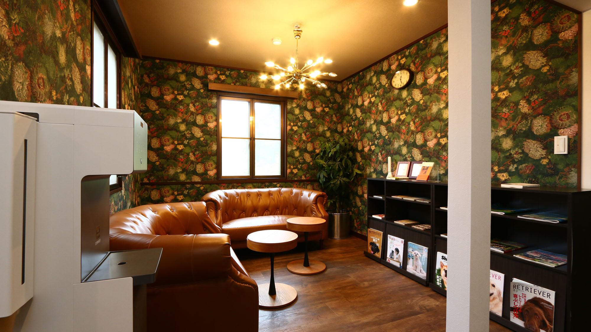 館内◇2階にあるパブリックスペース※ワンちゃんの本が置いてあります*