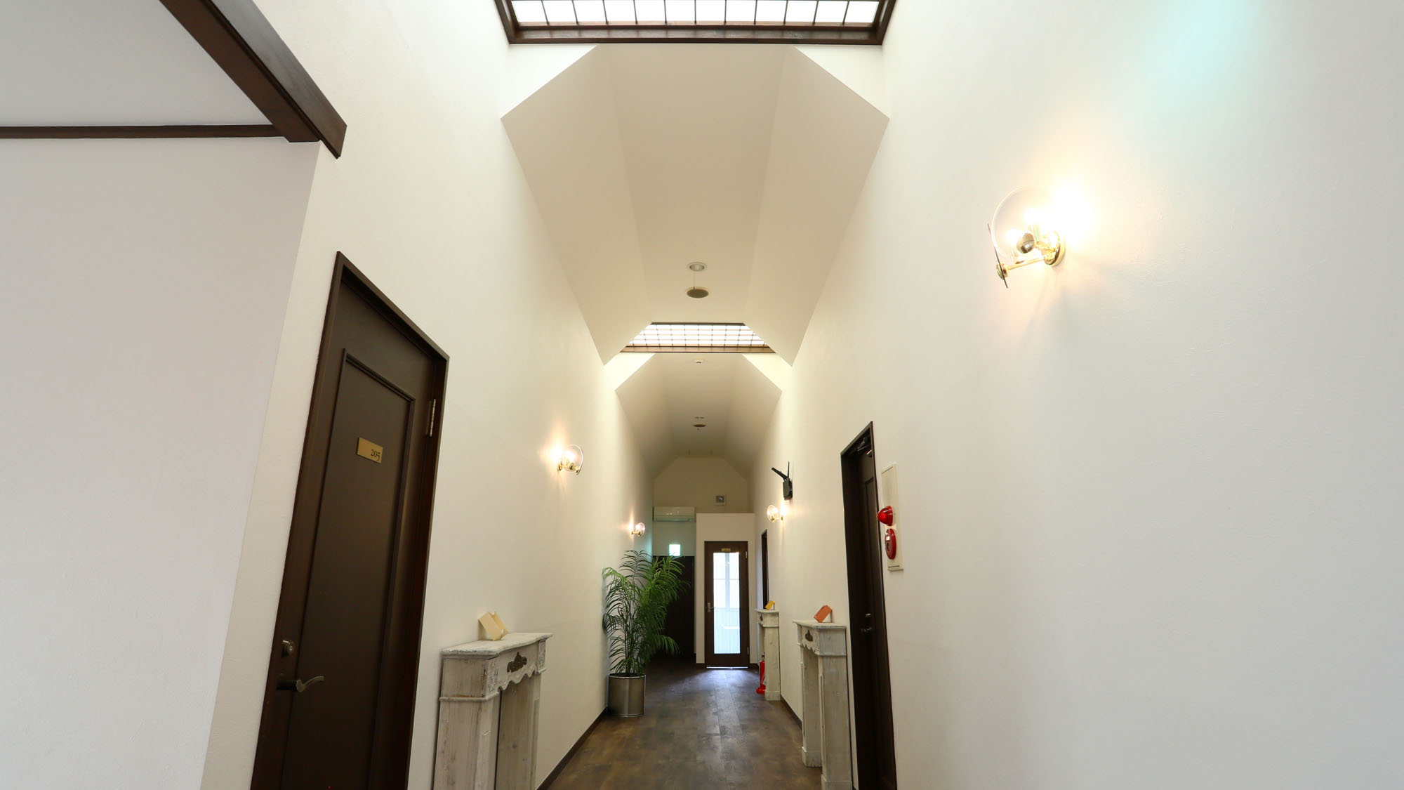 館内◇天井までの高さもあり広々とした2階廊下*