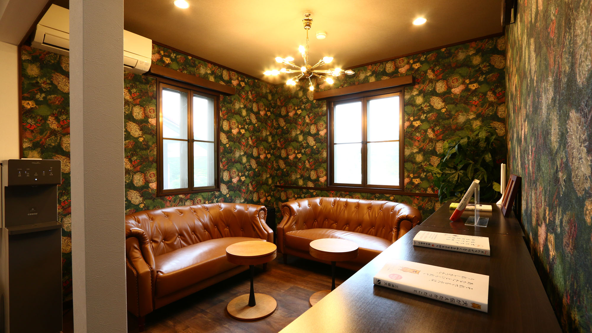 館内◇2階にあるパブリックスペース※ワンちゃんの本が置いてあります*　