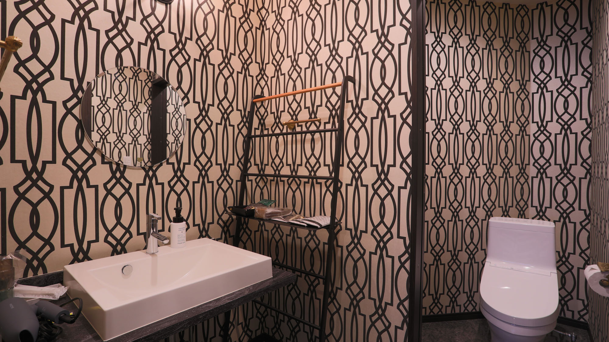 客室◇デラックスツイン◇温泉露天風呂付特別室の客室の温水洗浄機付きトイレ*