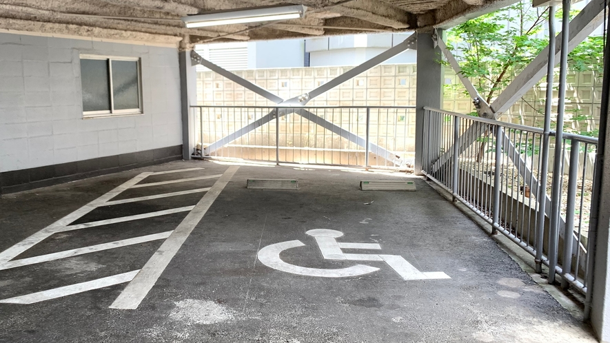 身障者用駐車場スペース◇広いスペースで裏口にも近いので安心してお停め頂けます！