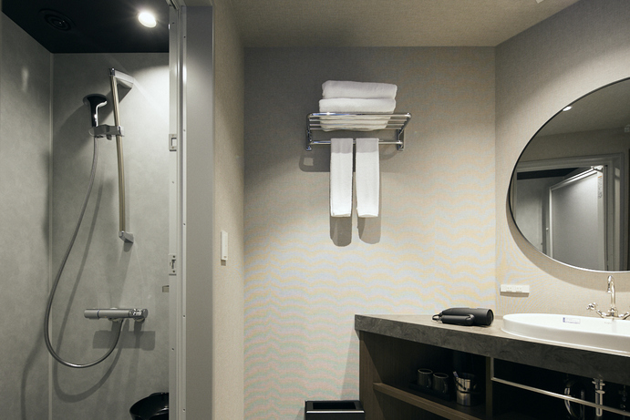 シャワーブース、洗面台（スーペリアツイン/スーペリアダブル/モデレートツイン/モデレートセミダブル）