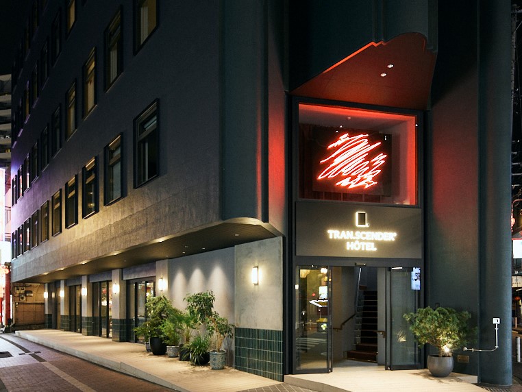 ホテル外観（夜）