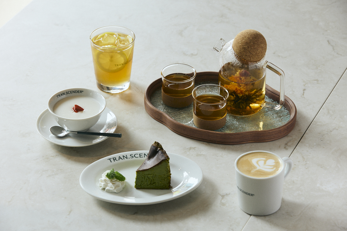 TRAN.SCENDER LOUNGE｜ 自家製杏仁豆腐／抹茶バスクチーズケーキ／各種ドリンク