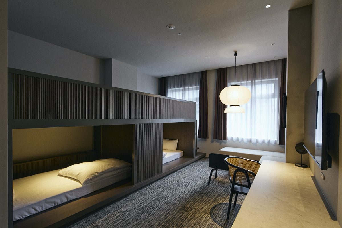 ロフトプレミア｜上下に配した4台のセミダブルベッドで、家族や友人と快適に寛げる空間を提供します