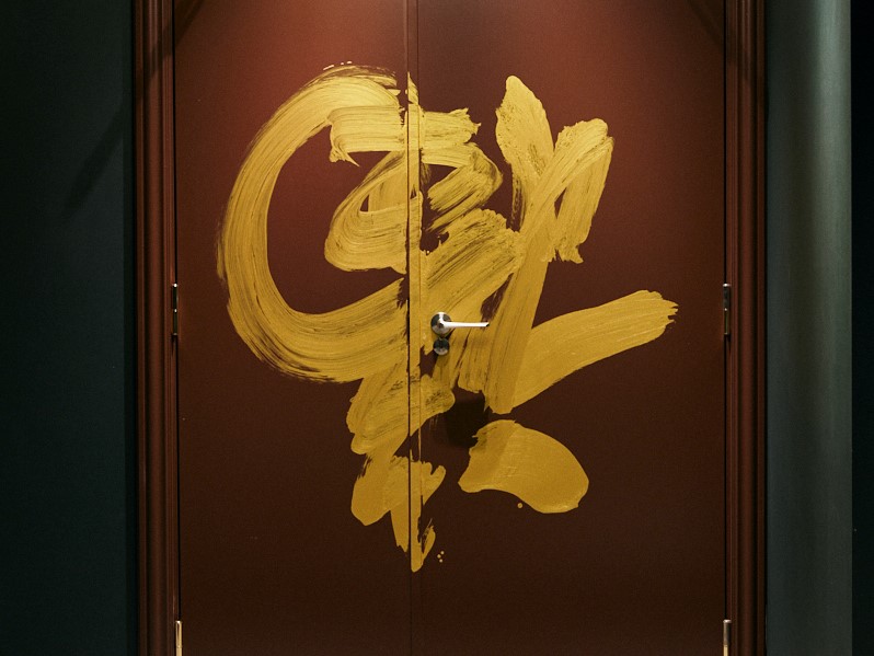 ART｜独立棟「THE HOUSE」　福の字を反転して描いた縁起物の書　書道家 中友香氏の作品