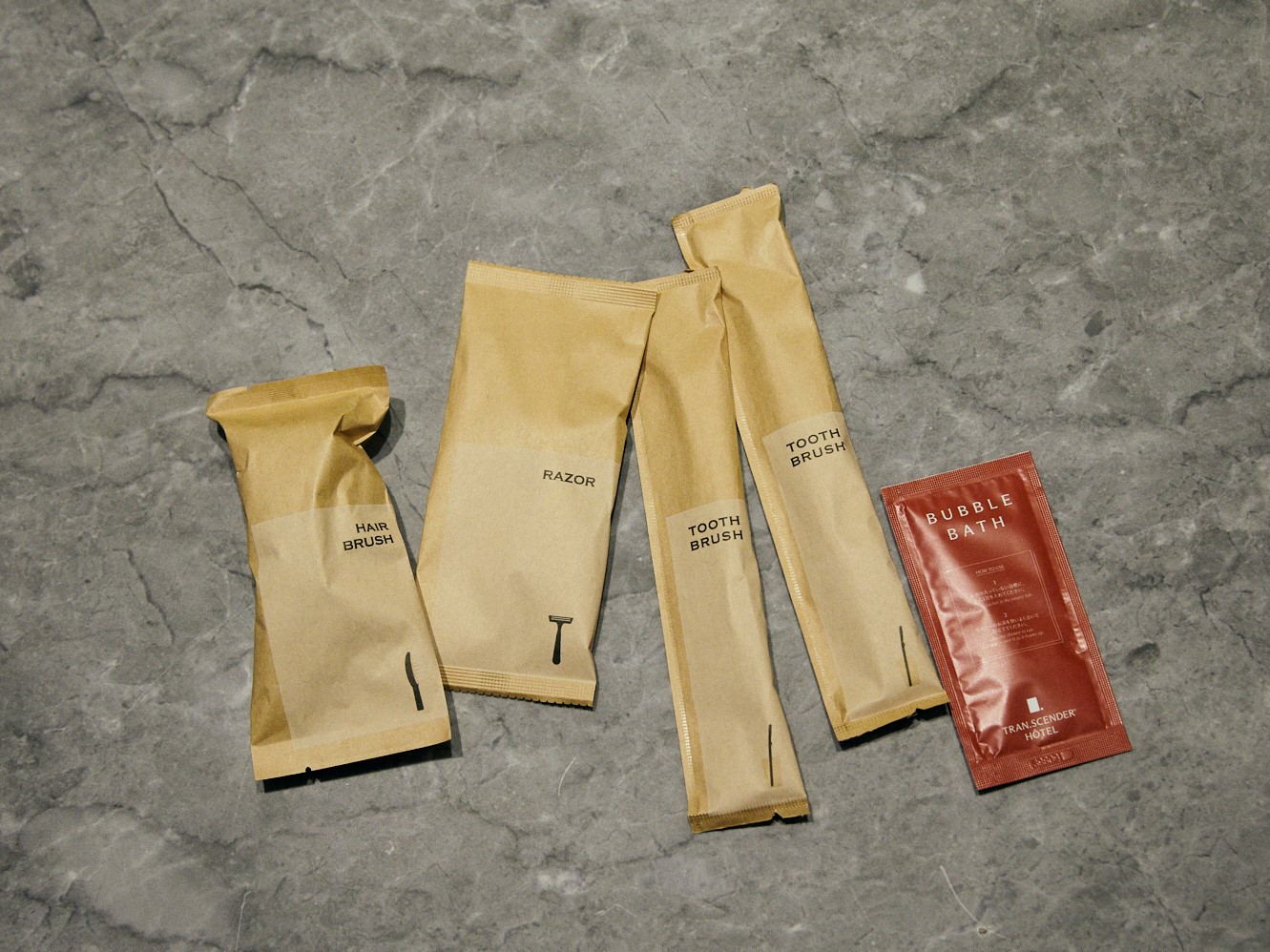 客室共通｜ヘアブラシ/剃刀/歯磨きセット/バブルバス(洗い場付バスルームタイプの客室のみ完備)