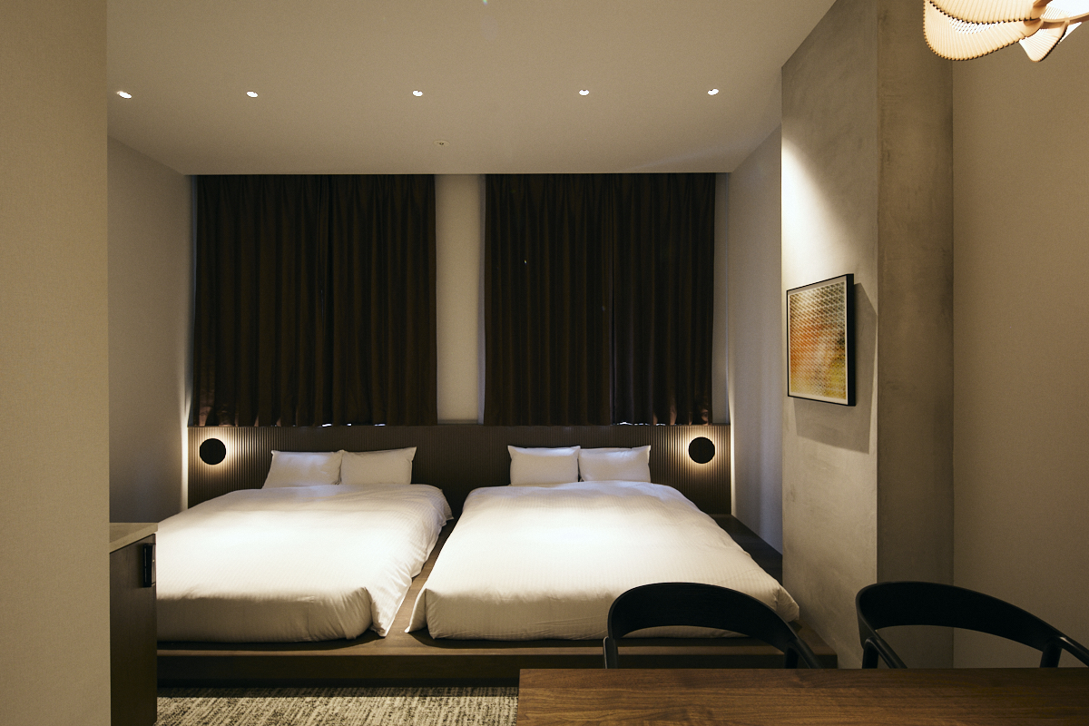 スーペリアツイン｜クイーンベッド2台を配した30㎡の客室、ゆったり寛げる快適空間