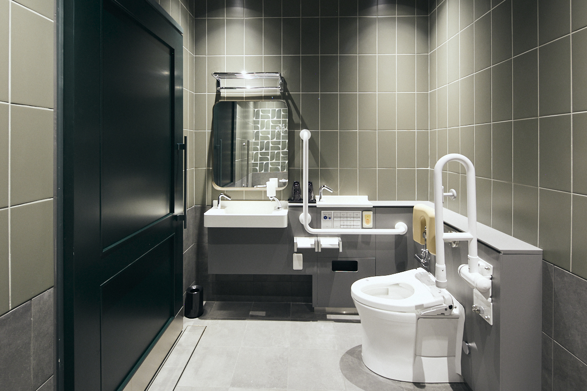 ユニバーサル｜バリアフリー設計のシャワートイレ、洗面台