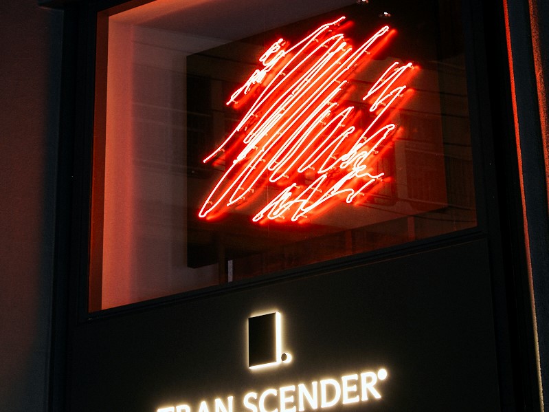 ART｜外観ネオンサイン　ネオンアーティスト 福井和来氏の作品