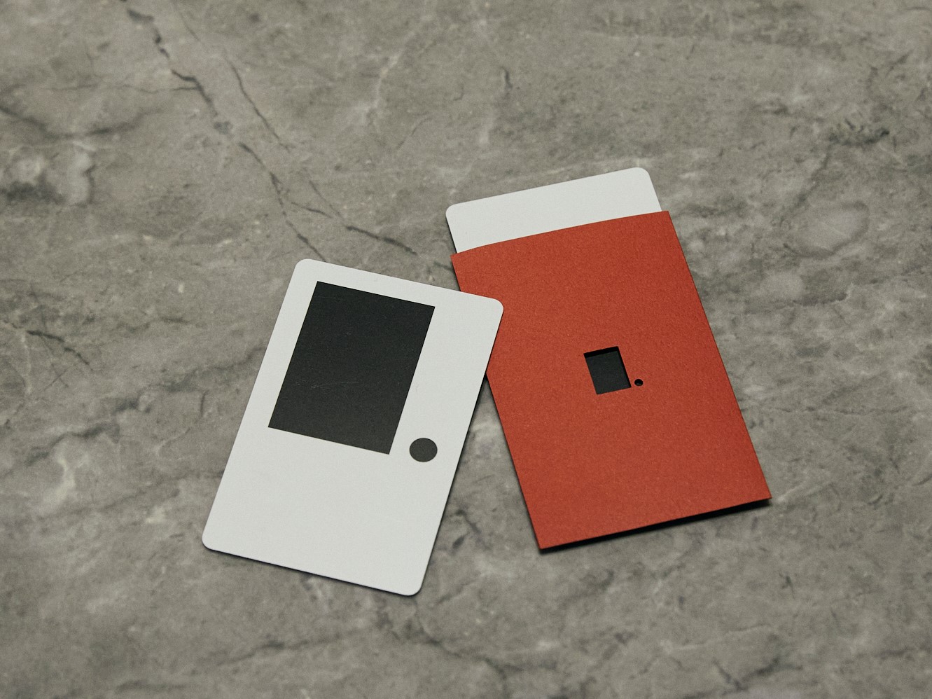 客室共通｜タッチアンドゴーで入室できる、非接触型カードキーを採用