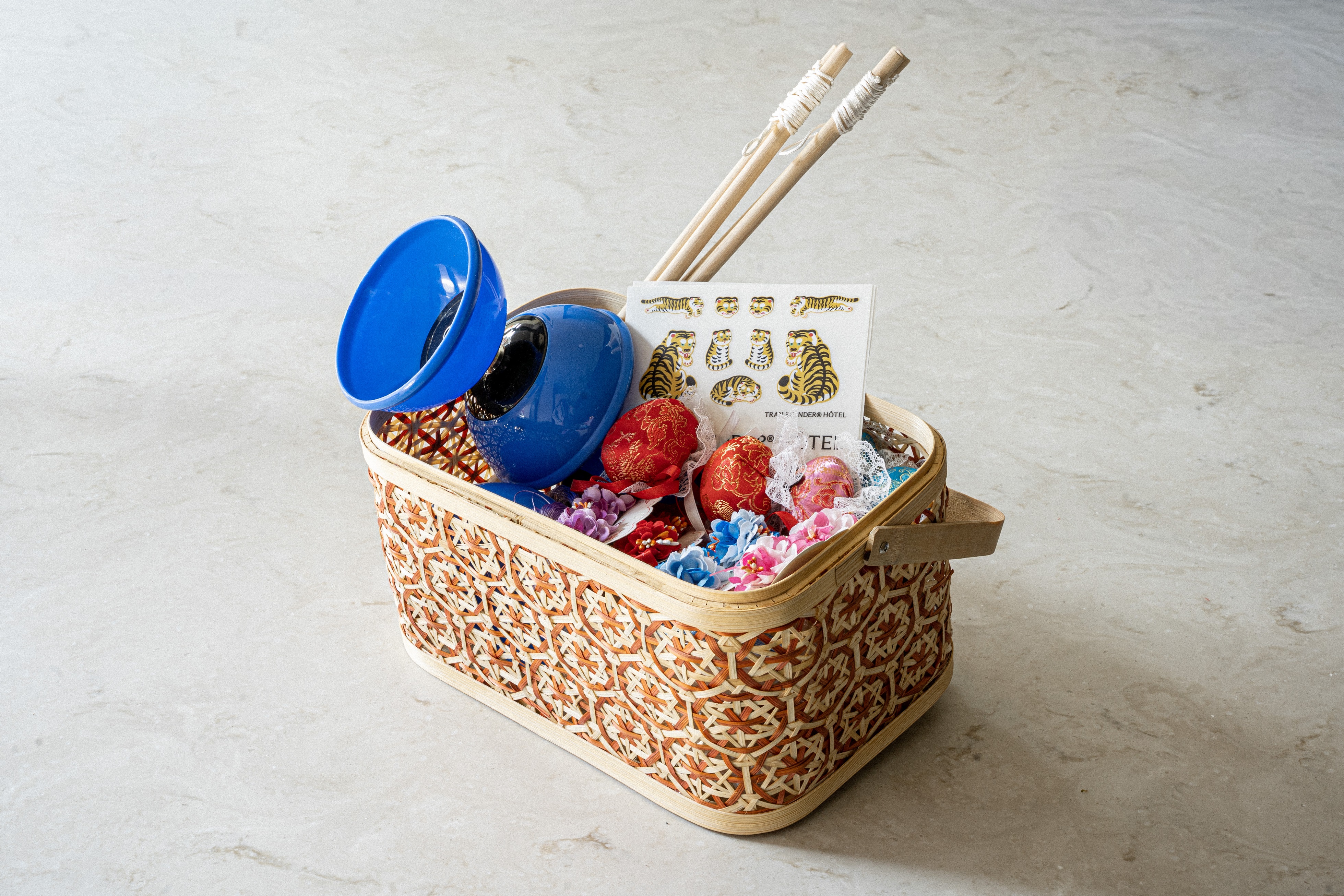 キッズ朝食ご注文のお子さまに、中華街らしいおもちゃや装飾品をプレゼント! ※イメージ