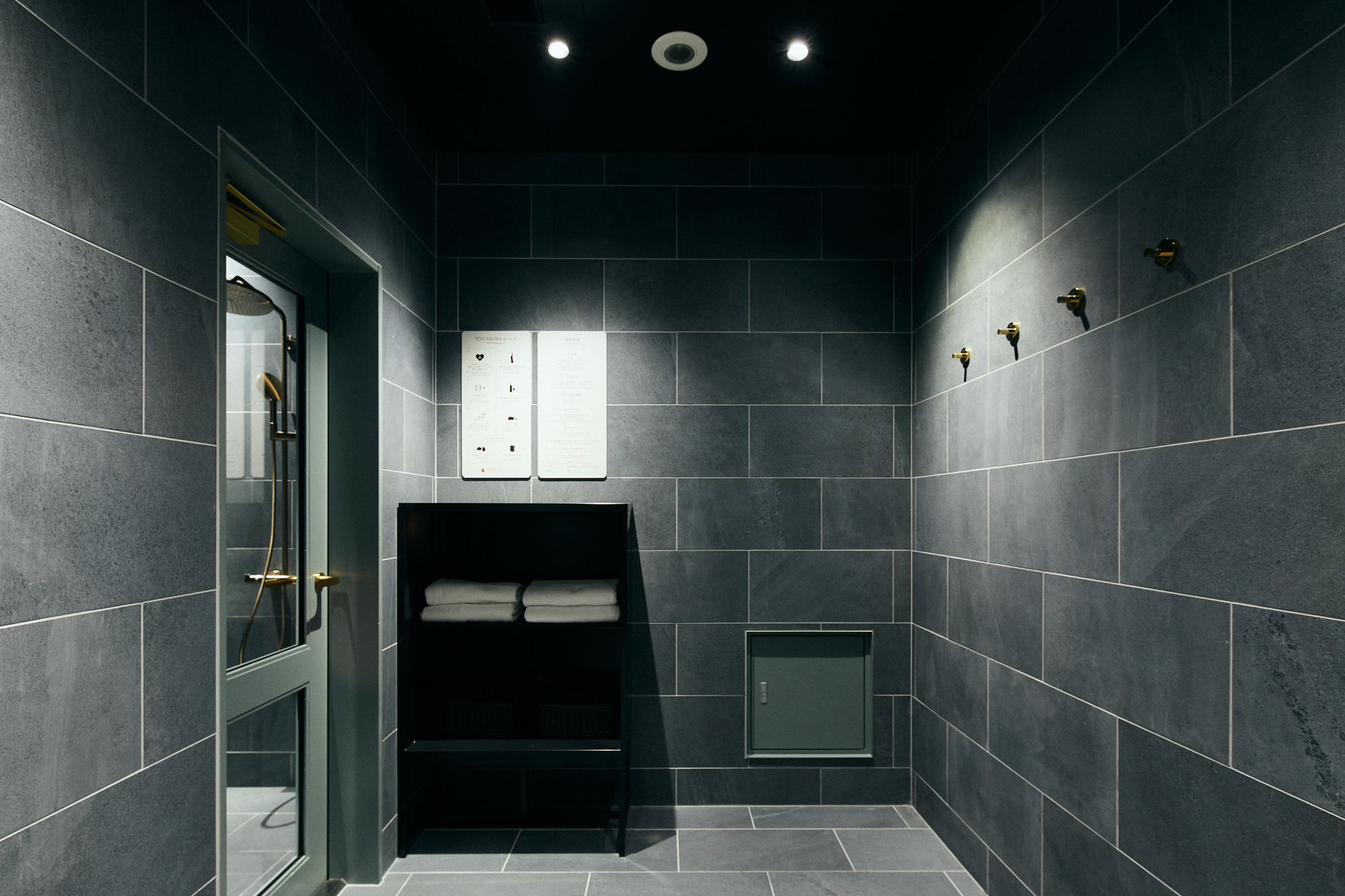 温泉ミストサウナ｜「TOJI SAUNA」シャワールーム入口