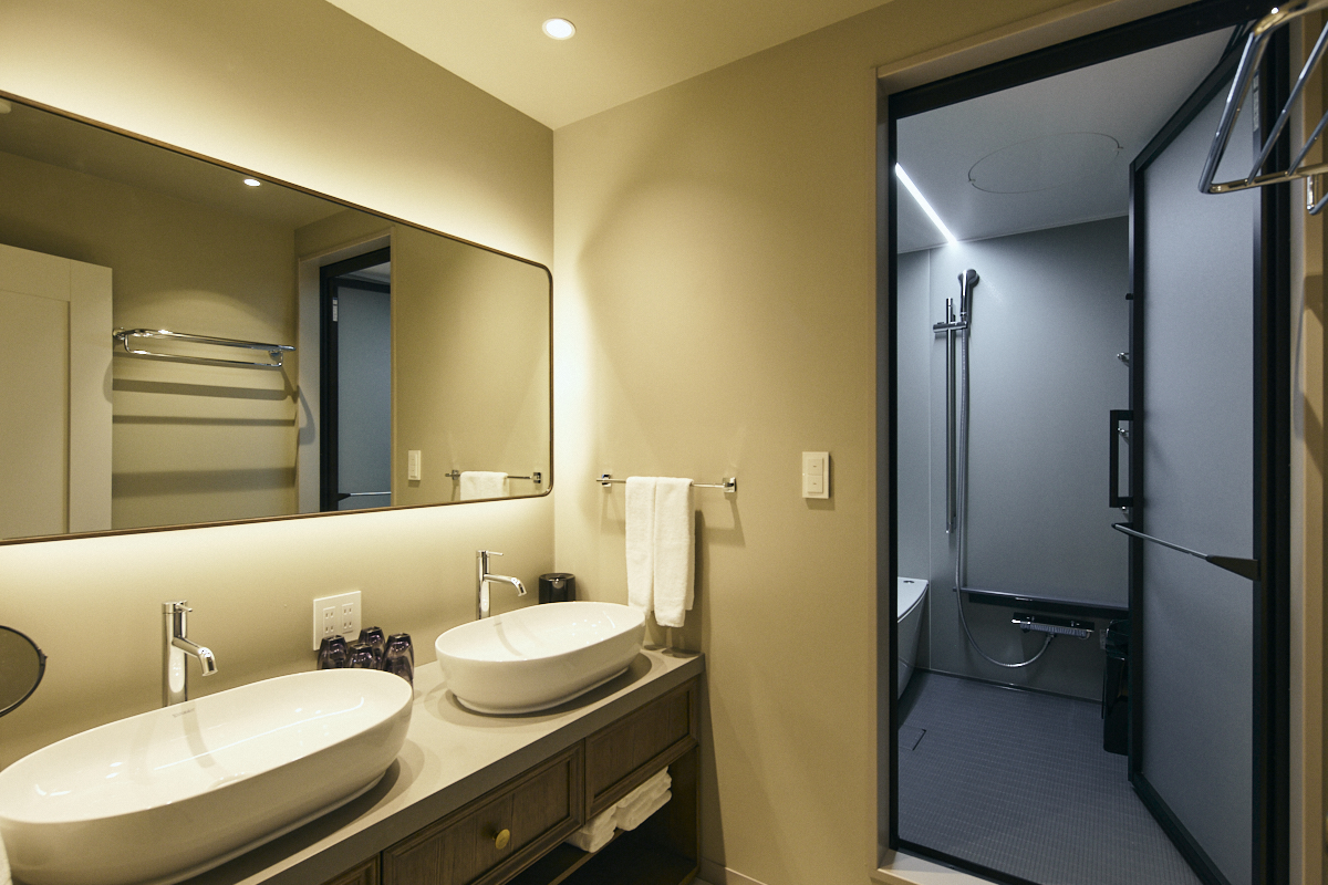 使い勝手の良い、ダブルシンクの洗面台（ロフトスイート）