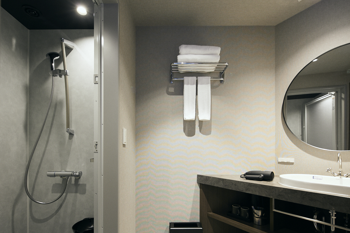 シャワーブース、洗面台（スーペリアツイン/スーペリアダブル/モデレートツイン/モデレートセミダブル）