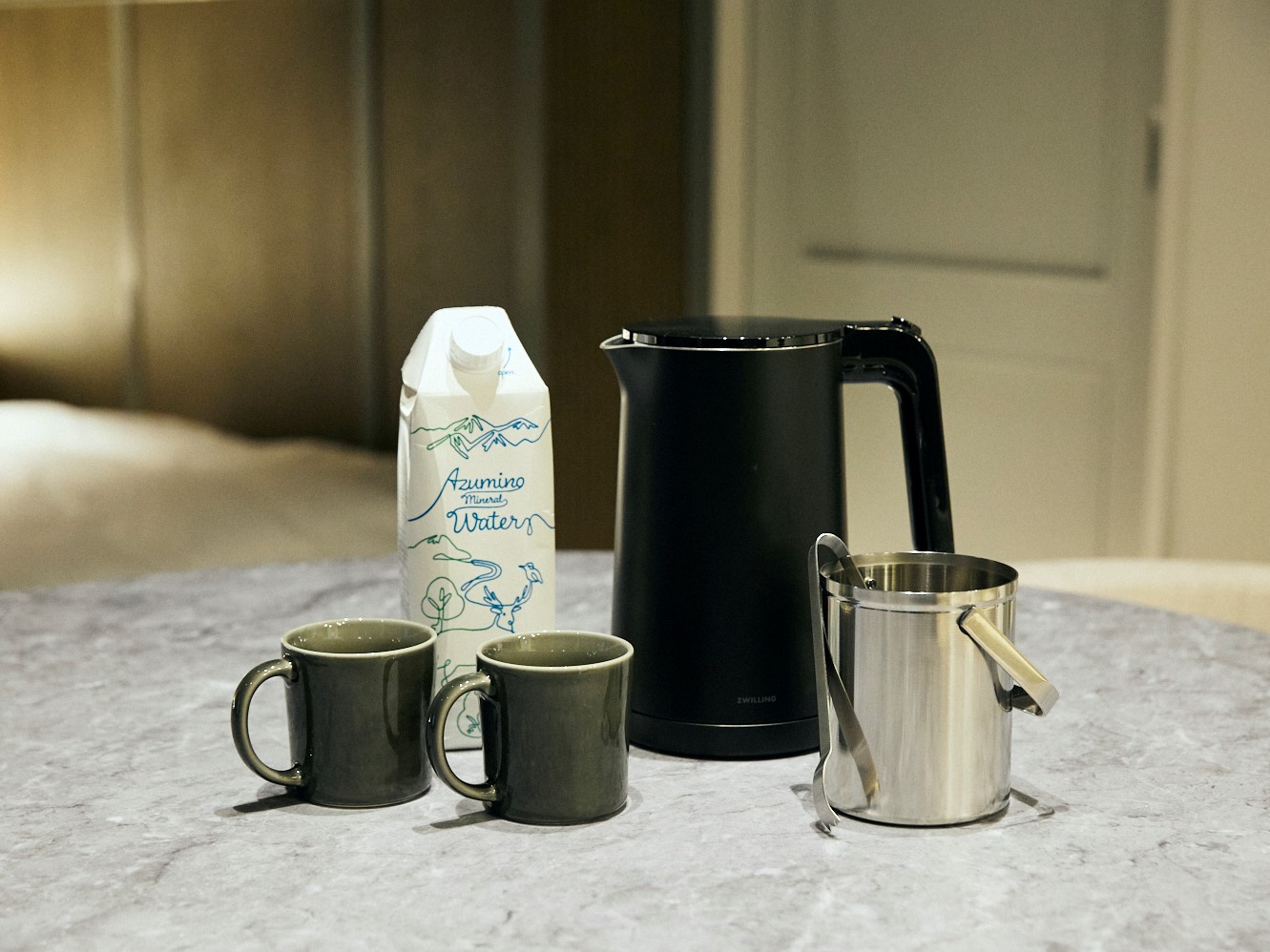 客室共通｜ミネラルウォーター(無料)/電気ケトル/マグカップ/アイスペール