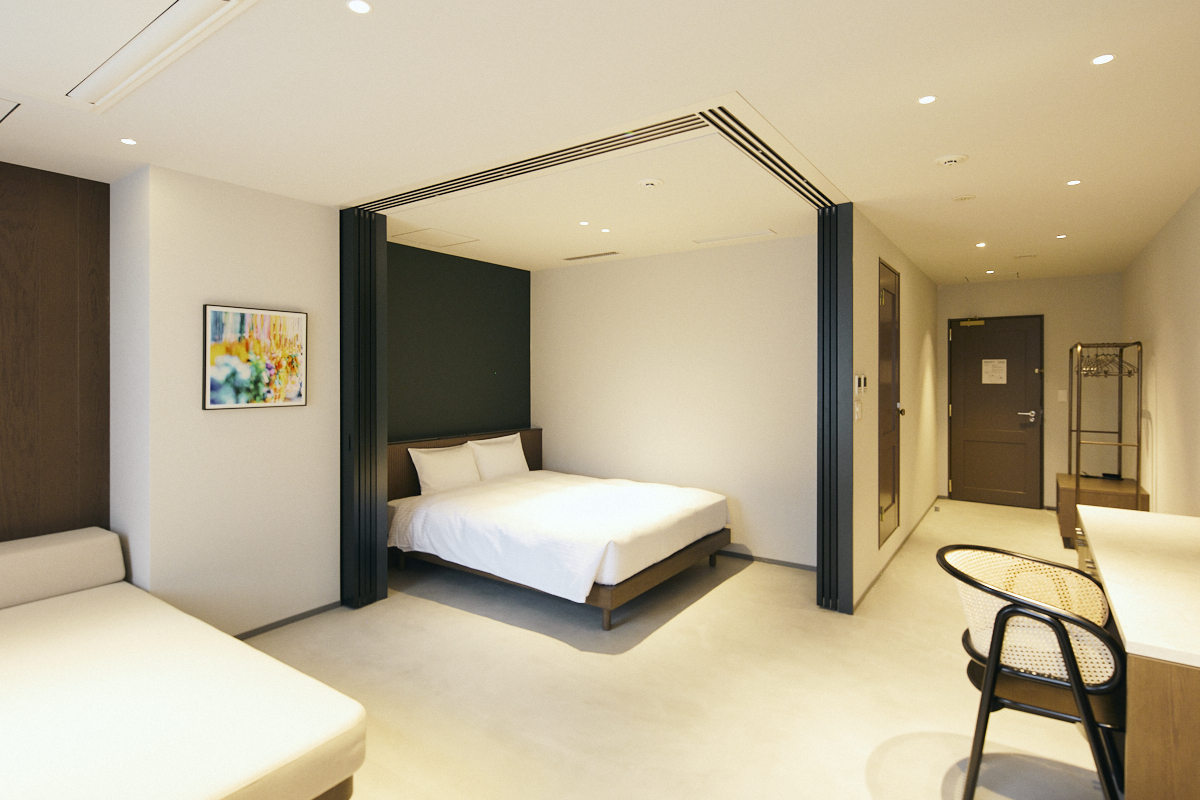 スイート｜クイーンベッドを配した41㎡のスイート、寛ぎとプライベートを両立