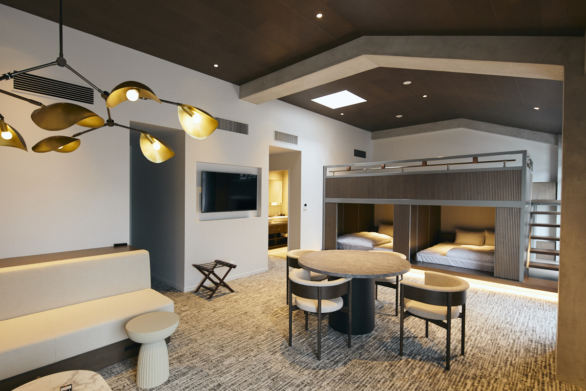 ロフトスイート｜優雅な広さのリビングとロフトベッド、プライベートバルコニーが調和する特別なスイート