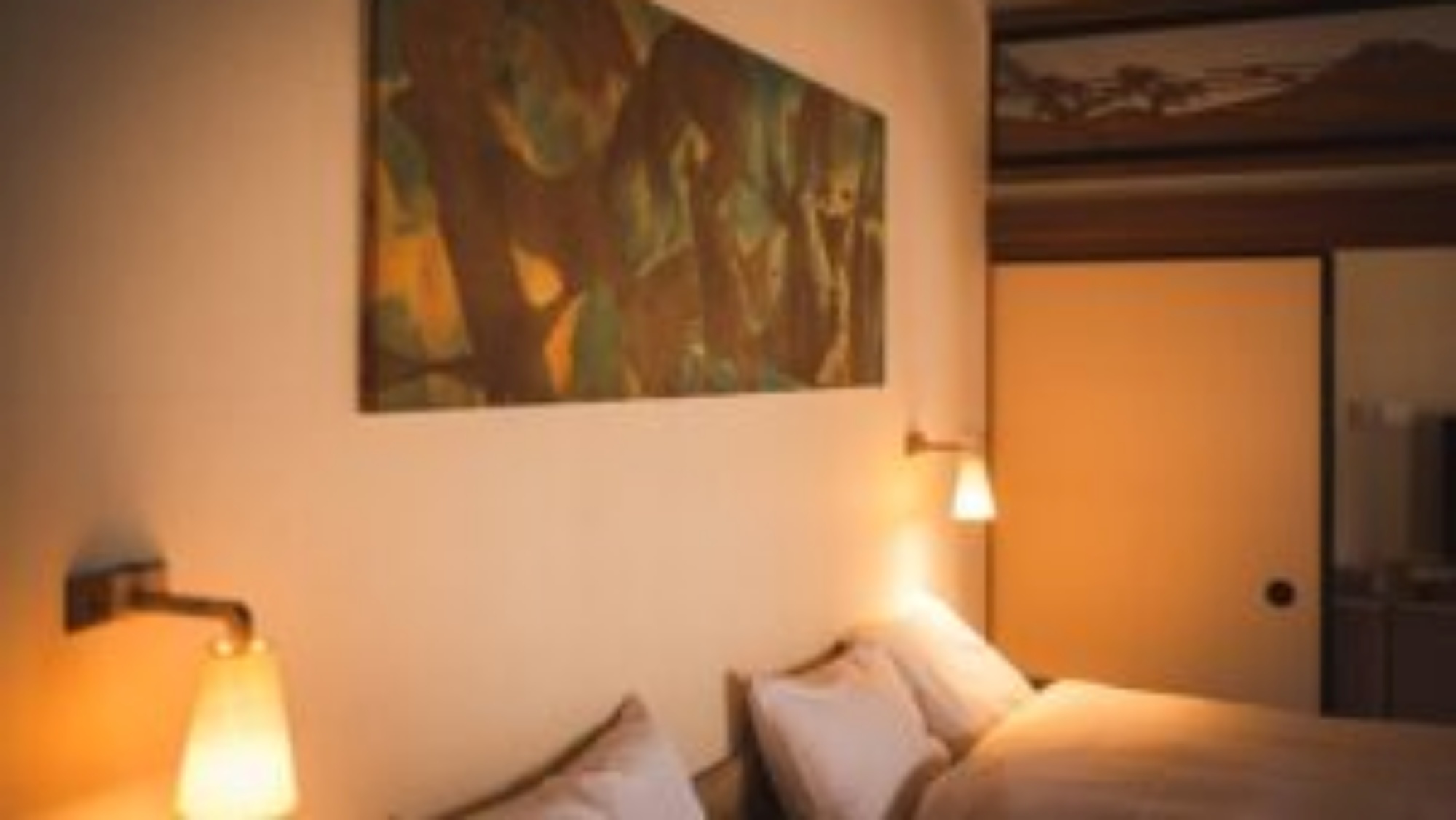 *【寝室】壁のアートと灯りが調和する、癒しのベッドルーム。