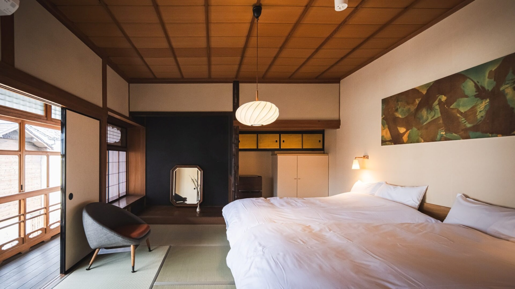 *【寝室】和の趣と現代的な快適さが共存するベッドルーム。