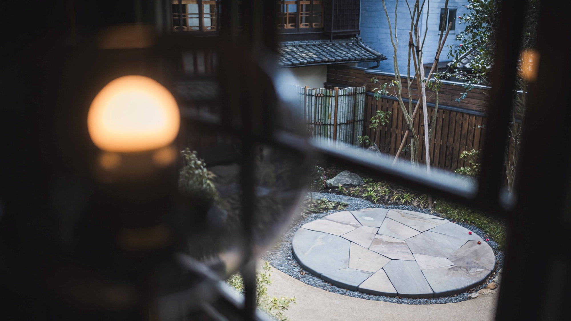 *【中庭】客室から眺める静かな中庭が、日常を忘れる贅沢なひとときを演出します。