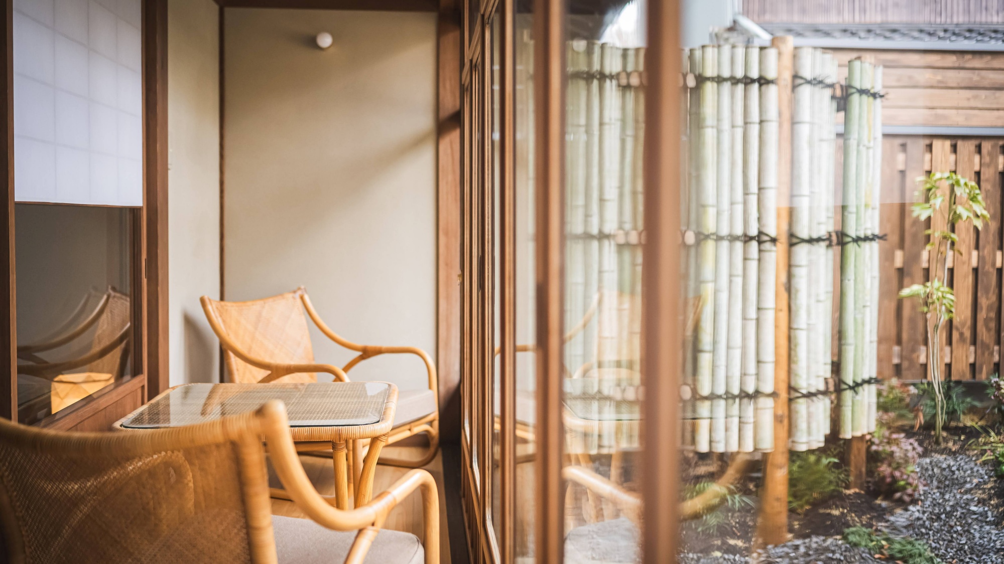 *【縁側】庭を眺めながら、静かに過ごす贅沢な時間。