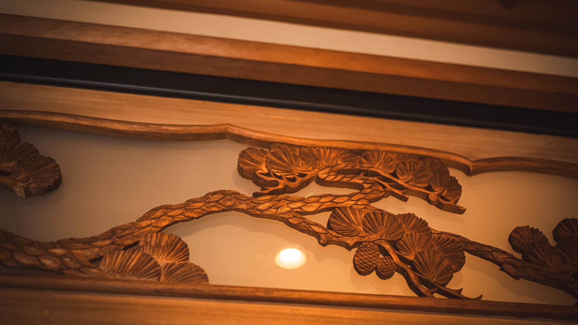 *【欄間】和の風情を感じる、繊細な木彫りの装飾。