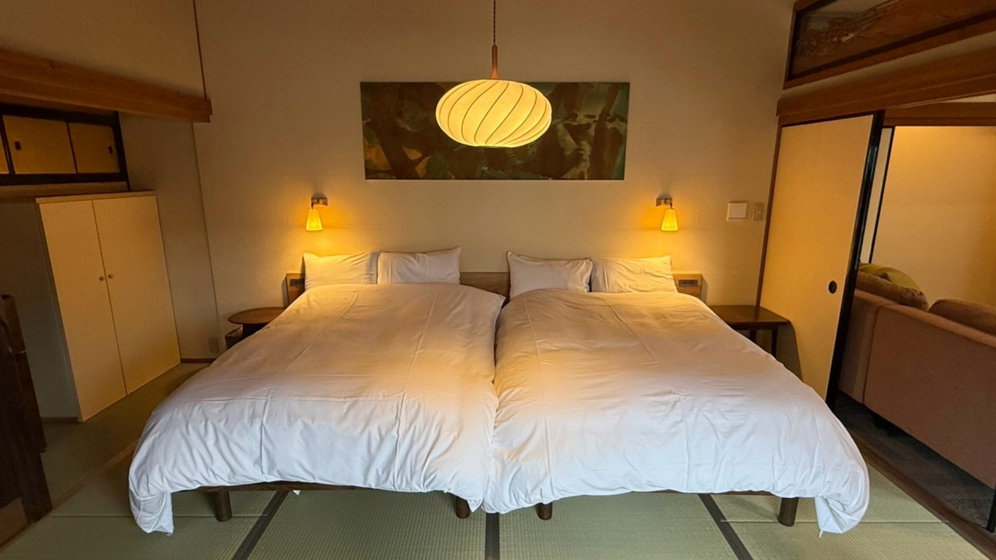 *【寝室】柔らかな照明が、深い眠りへと誘います。