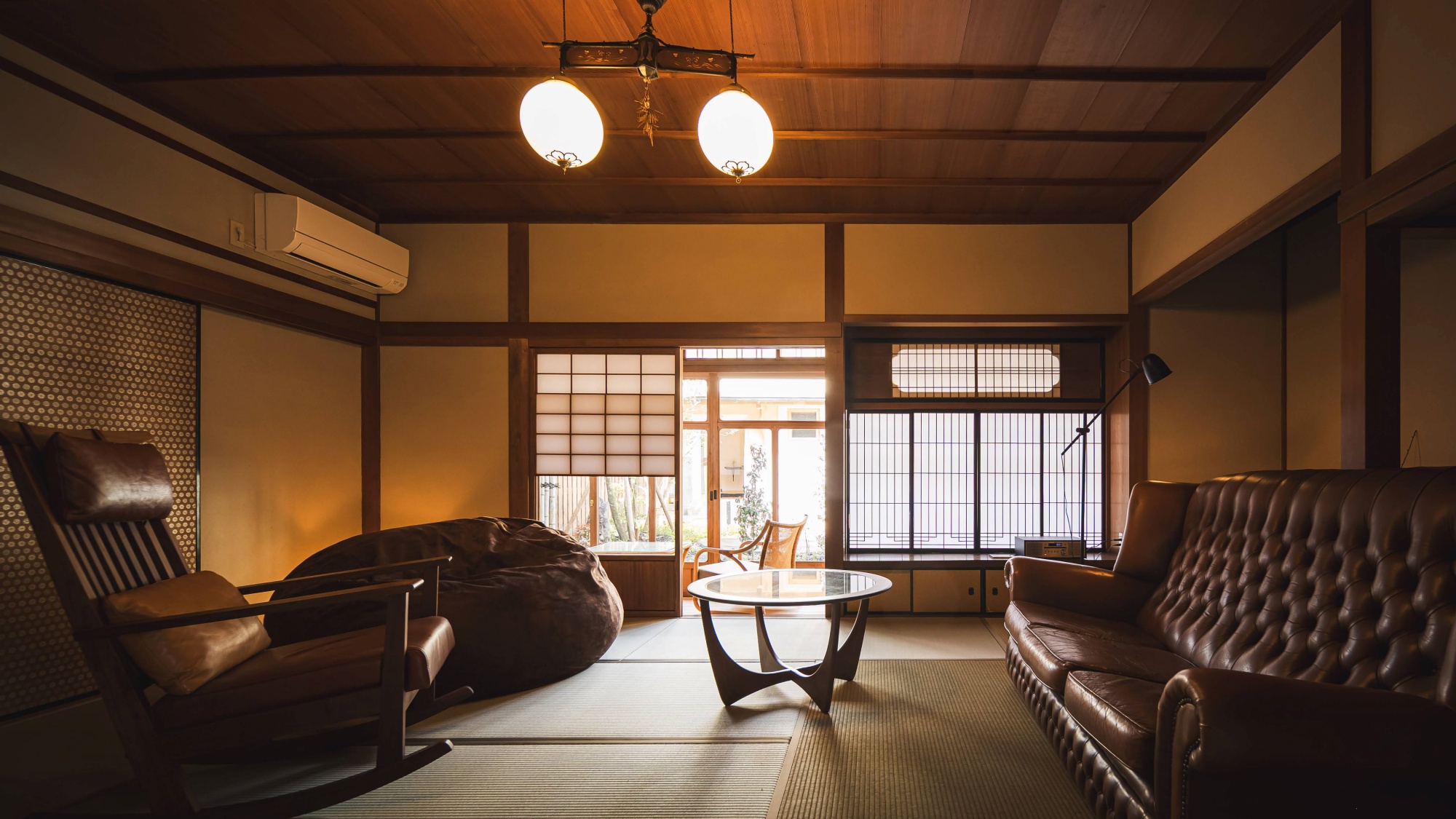 *【客室】柔らかな灯りに包まれ、語らいが弾むひととき。