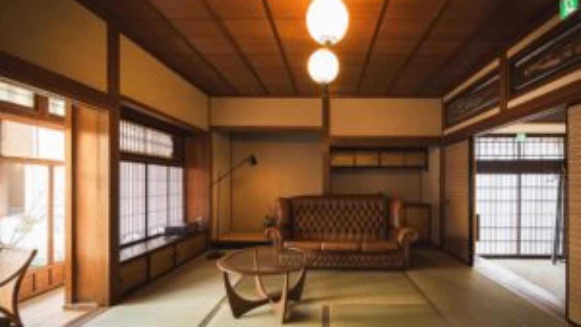 *【客室リビング】和の落ち着きと快適なソファでくつろぎの時間を。