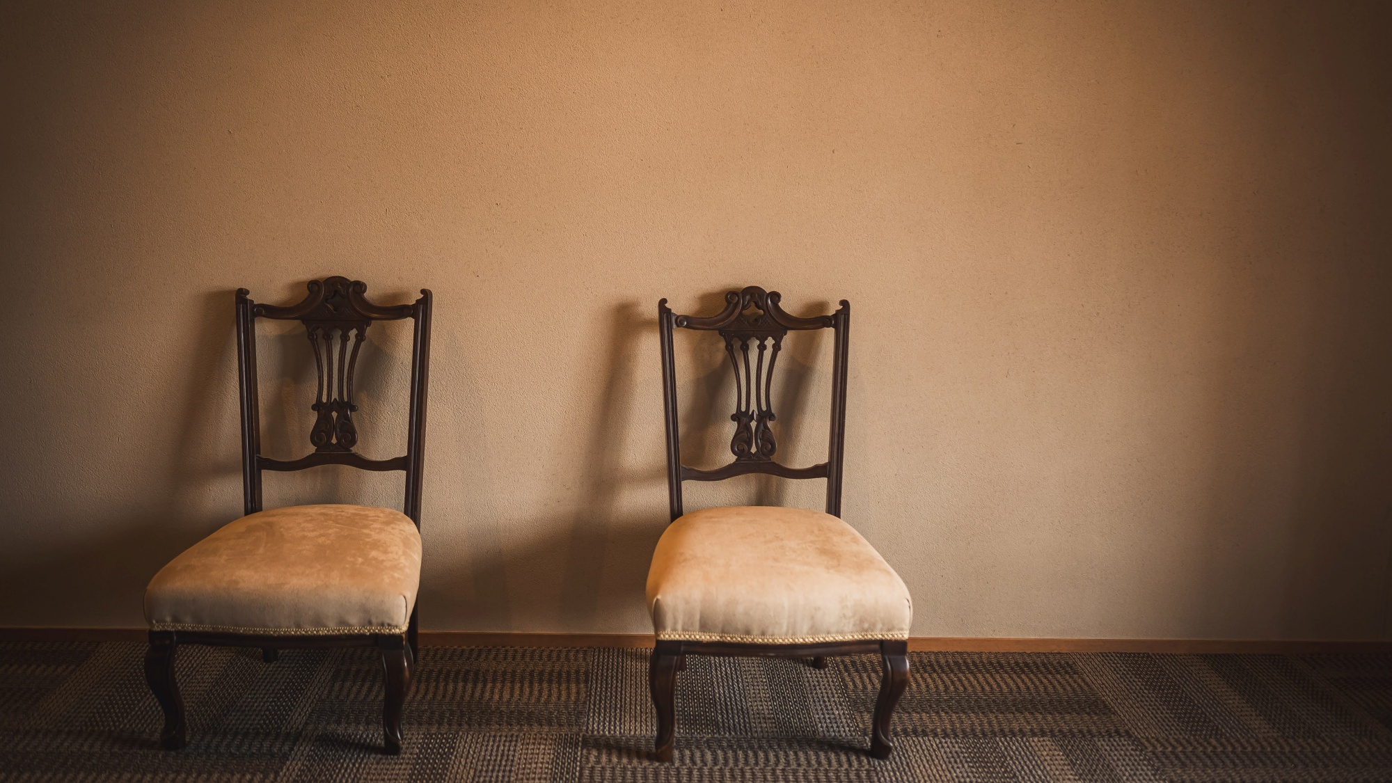 *【客室】趣ある椅子が、落ち着きある空間を演出。