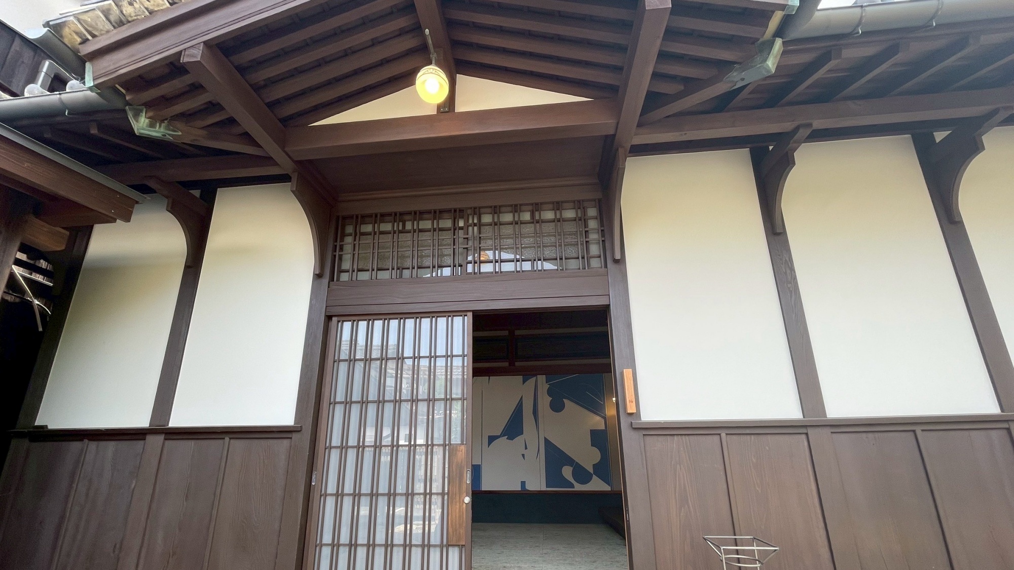 *【玄関】伝統建築の美しさが息づく、温かな玄関口。