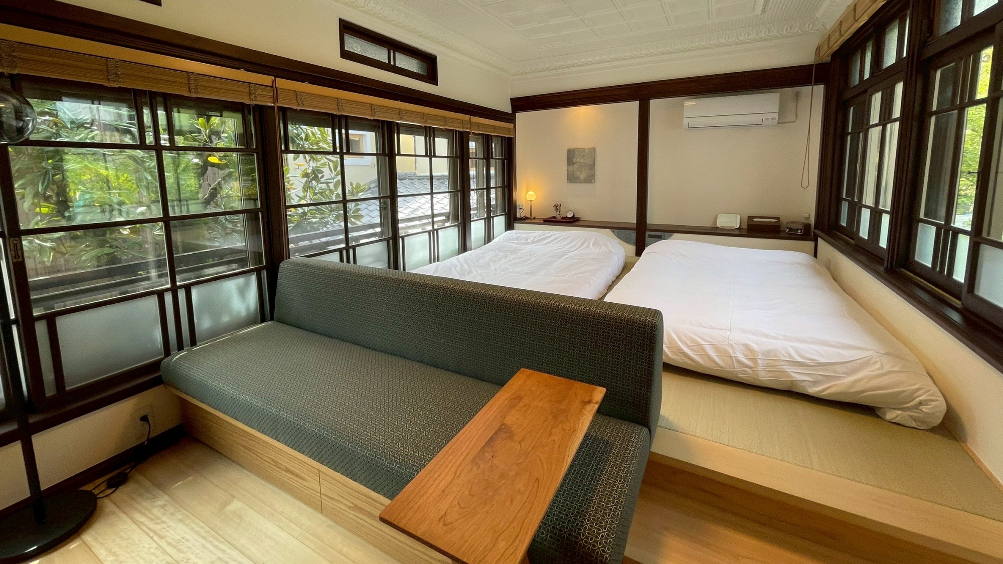 *【寝室】窓の外の緑に癒される安らぎの時間。