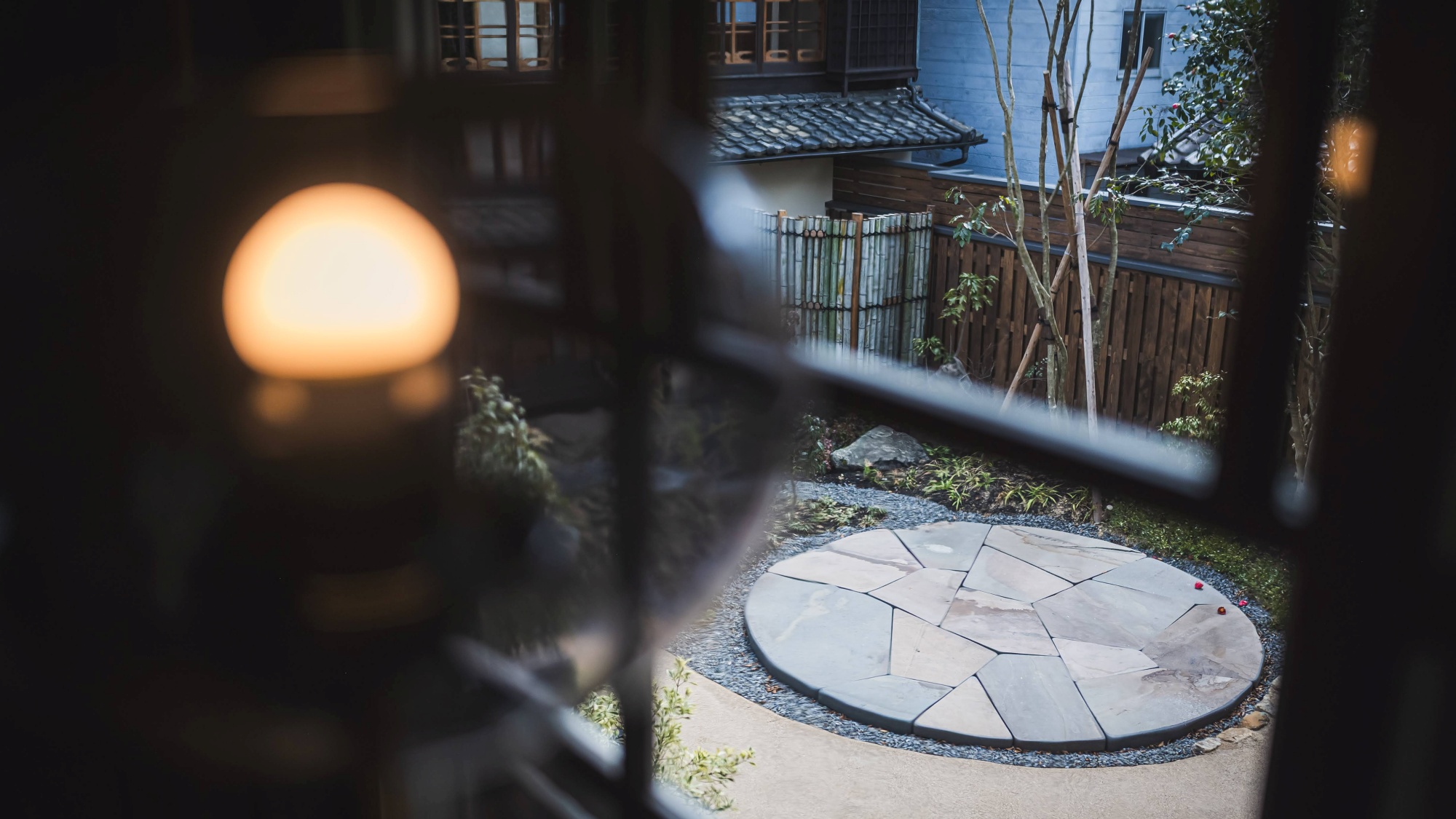 *【中庭】都会の喧騒を忘れる、穏やかな景色が広がります。