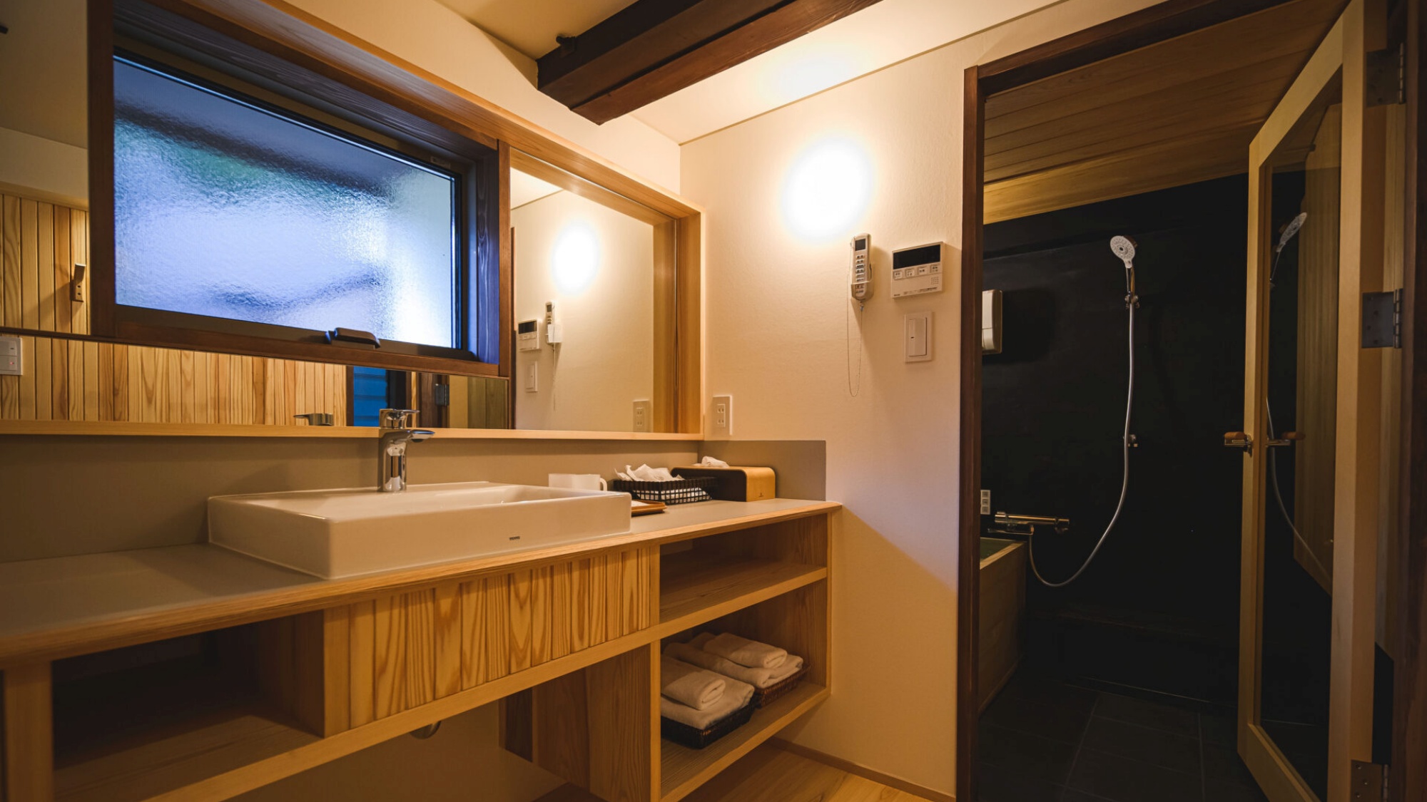 *【洗面スペース】清潔感あふれる空間で、旅の疲れをリフレッシュ。