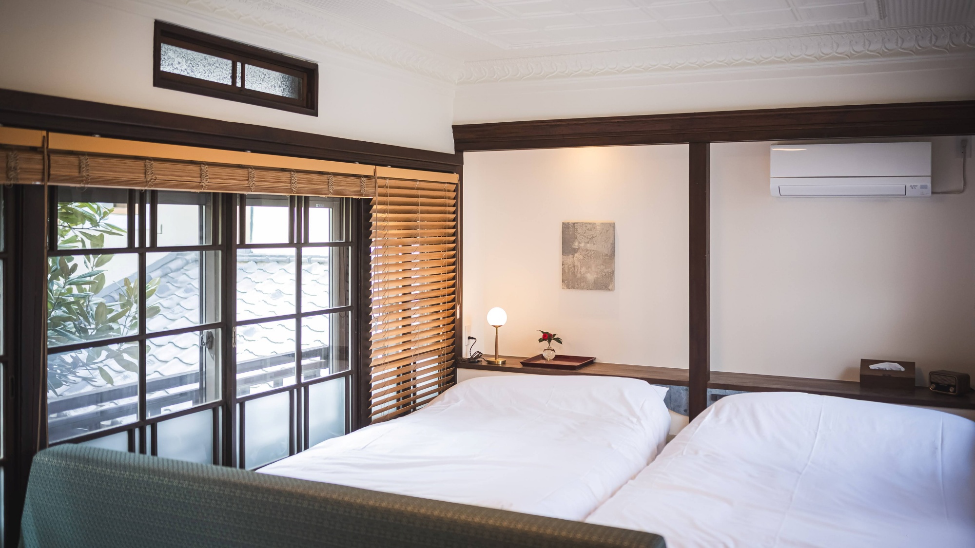 *【寝室】和と洋が美しく調和した、心安らぐベッドルームです。