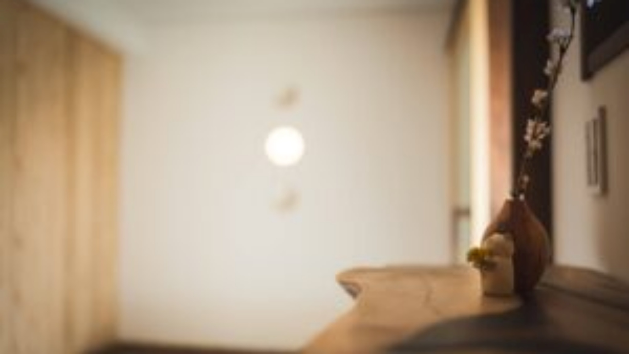 *【館内】木の質感が活きた温もりある空間。