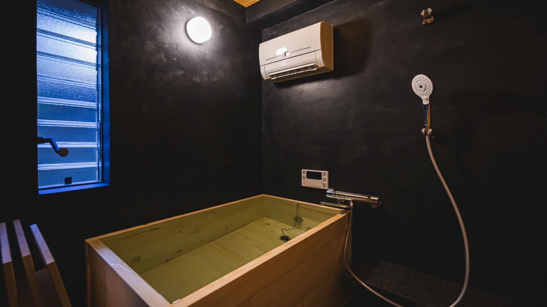 *【風呂】贅沢なひとときを演出するモダンな和の浴室。