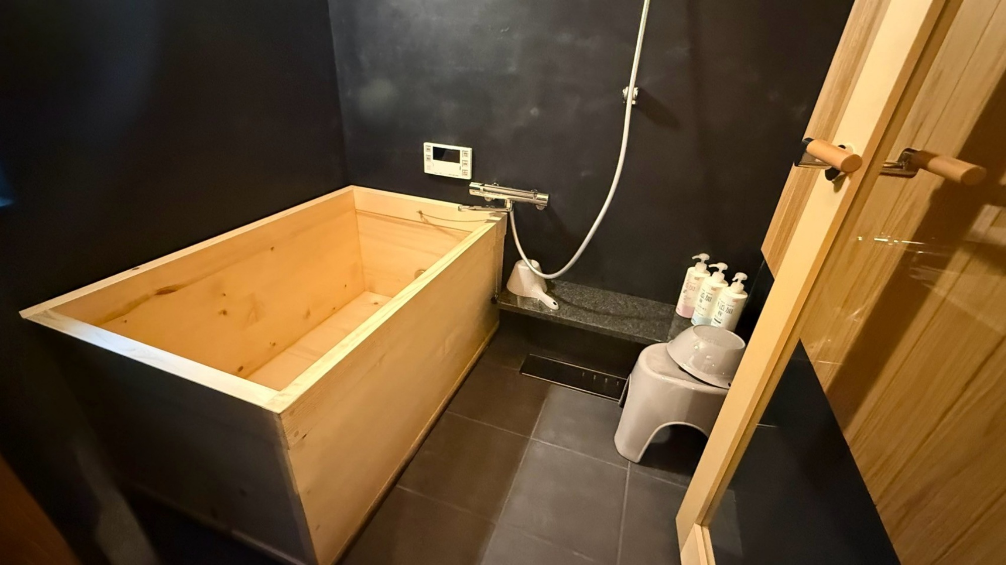 *【風呂】木の香り漂う檜風呂で心も身体も癒されます。