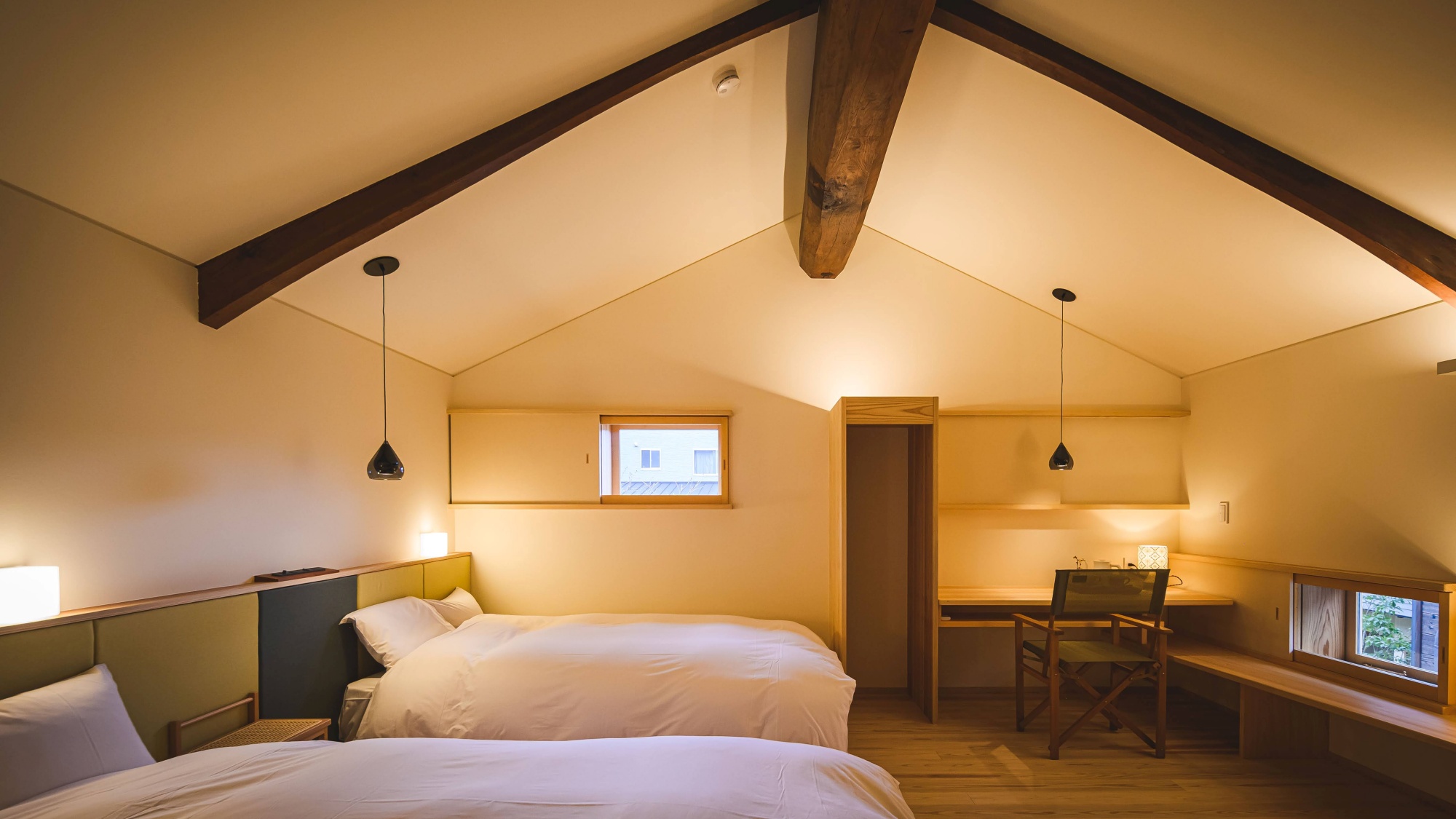 *【客室全景】梁が美しい、開放感あふれる和モダン客室。