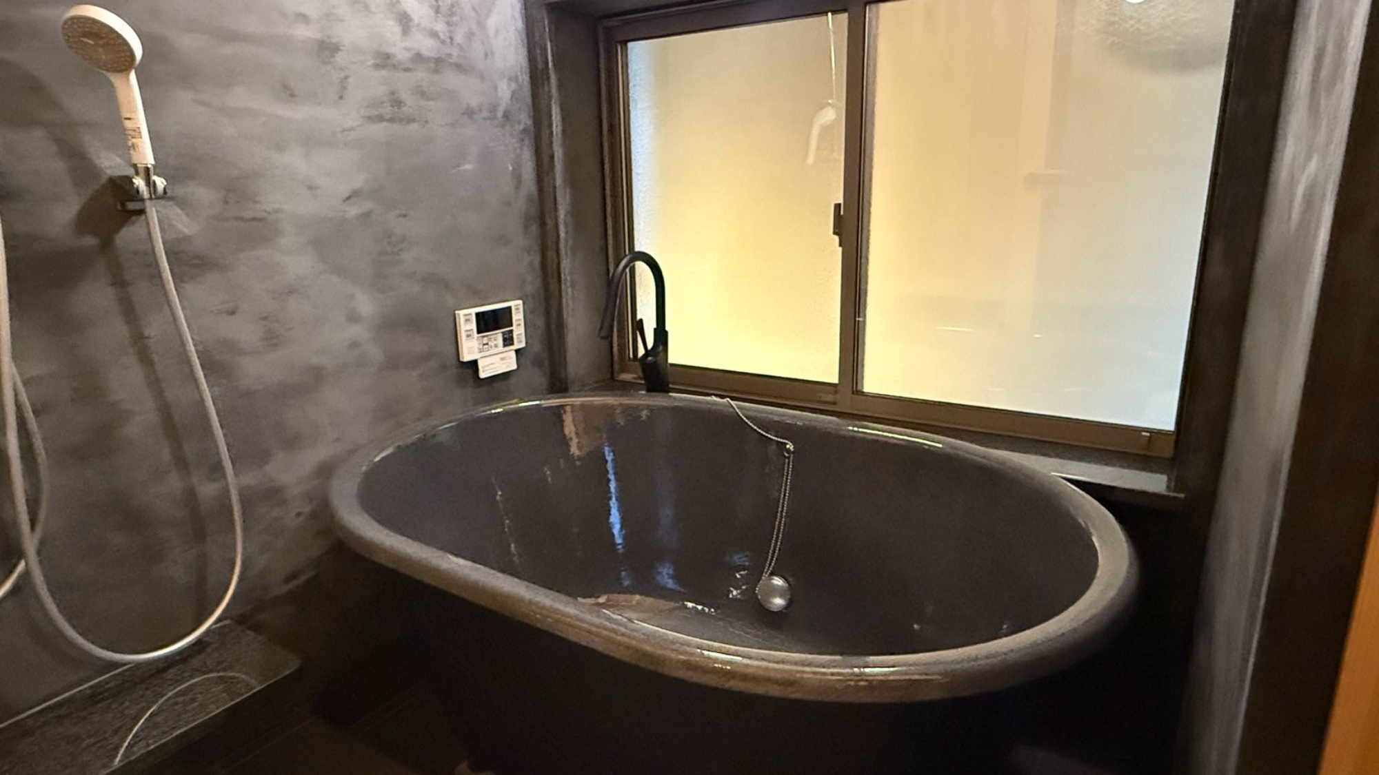 *【風呂】落ち着いた色調の浴室で、深いリラックスを体感。