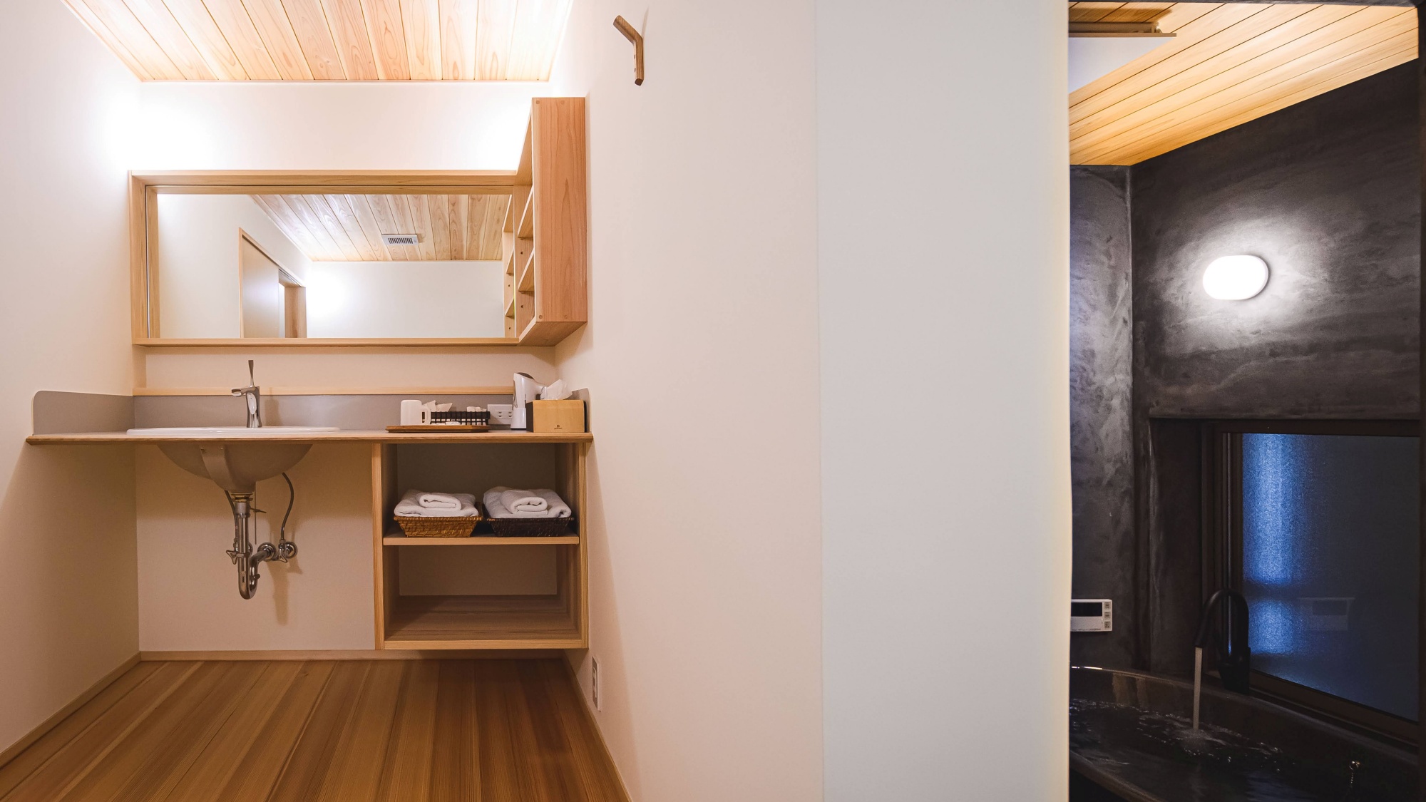 *【洗面スペース】木の温もりと機能美が調和した、使い心地の良い洗面空間。