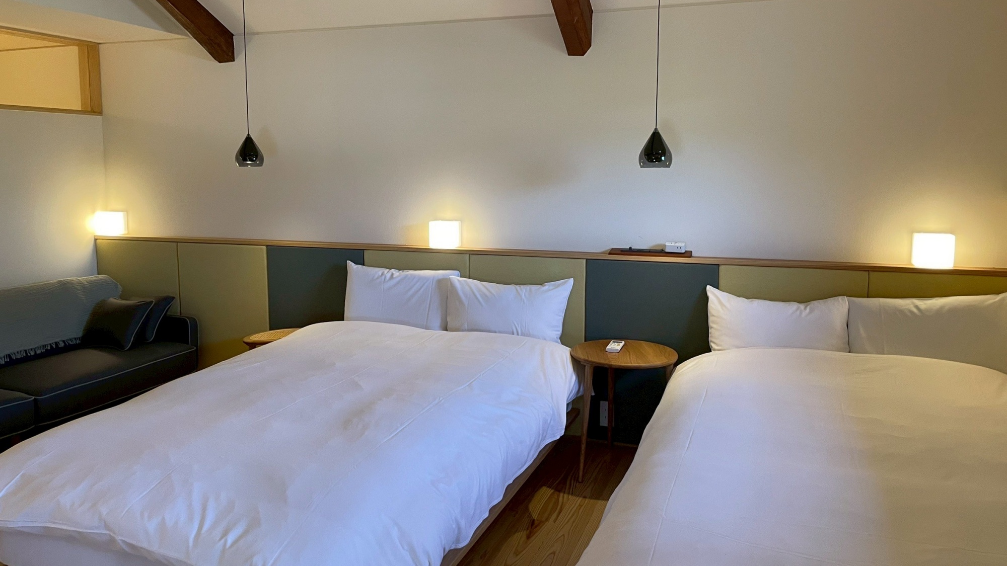 *【寝室】木の温もりを感じる、落ち着いたツインベッドルーム。