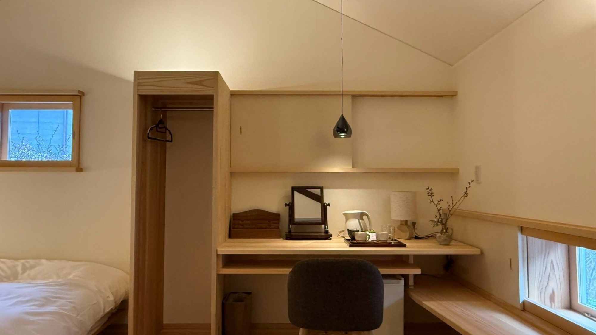 *【客室】窓から差し込む柔らかな光とともに、心落ち着く書斎空間。