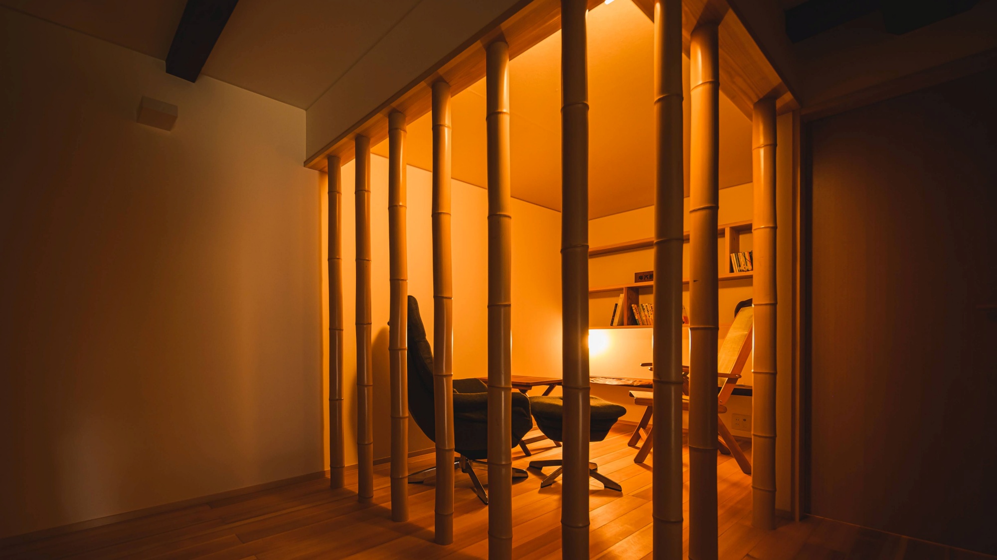 *【和のしつらえ】竹格子越しに広がる、落ち着きと温もりのある特別な空間。