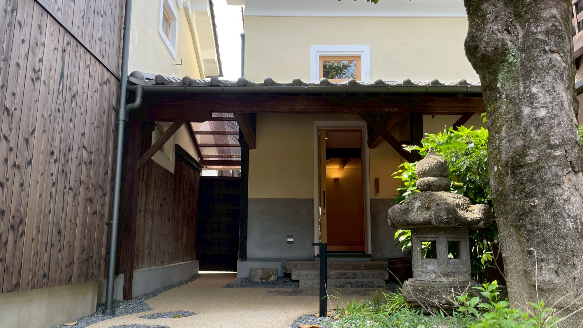 *【玄関】一歩足を踏み入れた瞬間から、特別な時間が始まる佇まい。