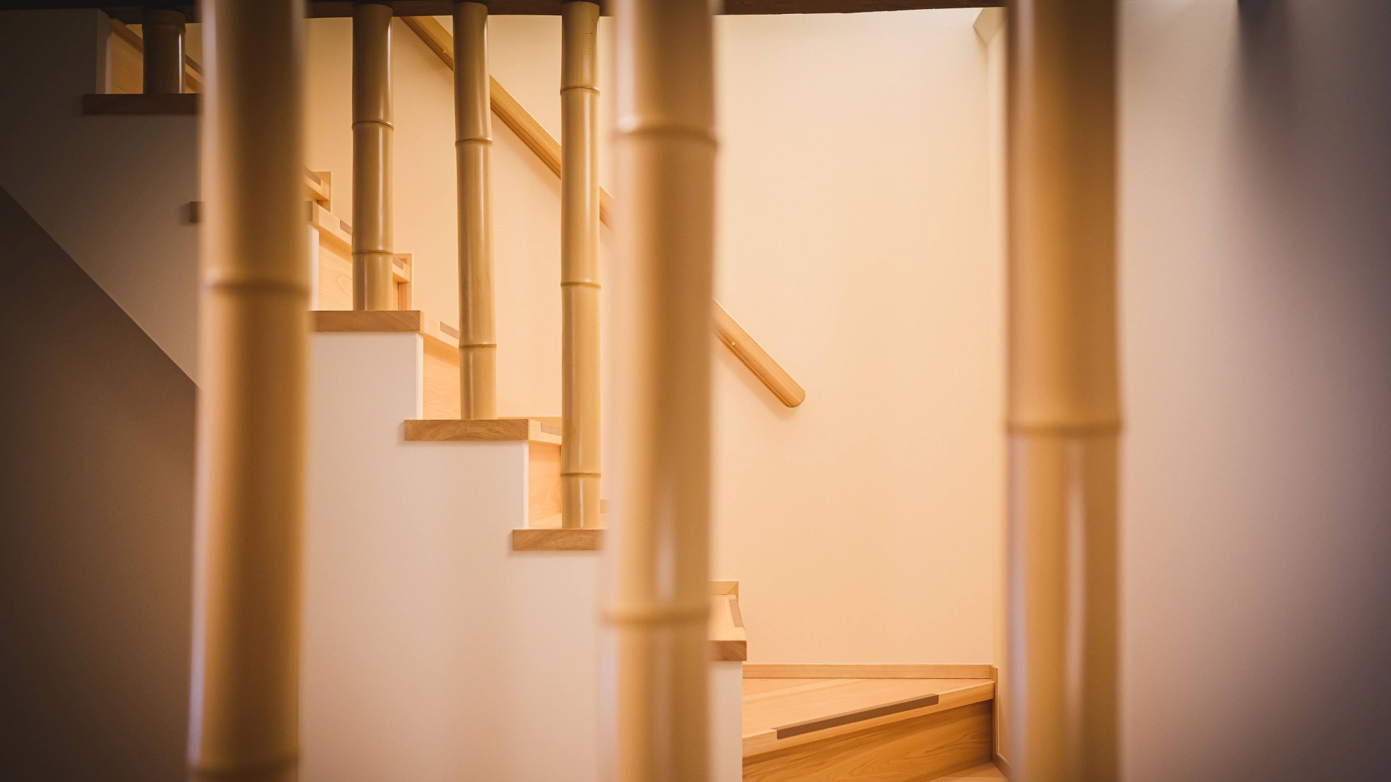 *【階段アプローチ】竹と木が導く、静謐な空間へのやさしい動線。
